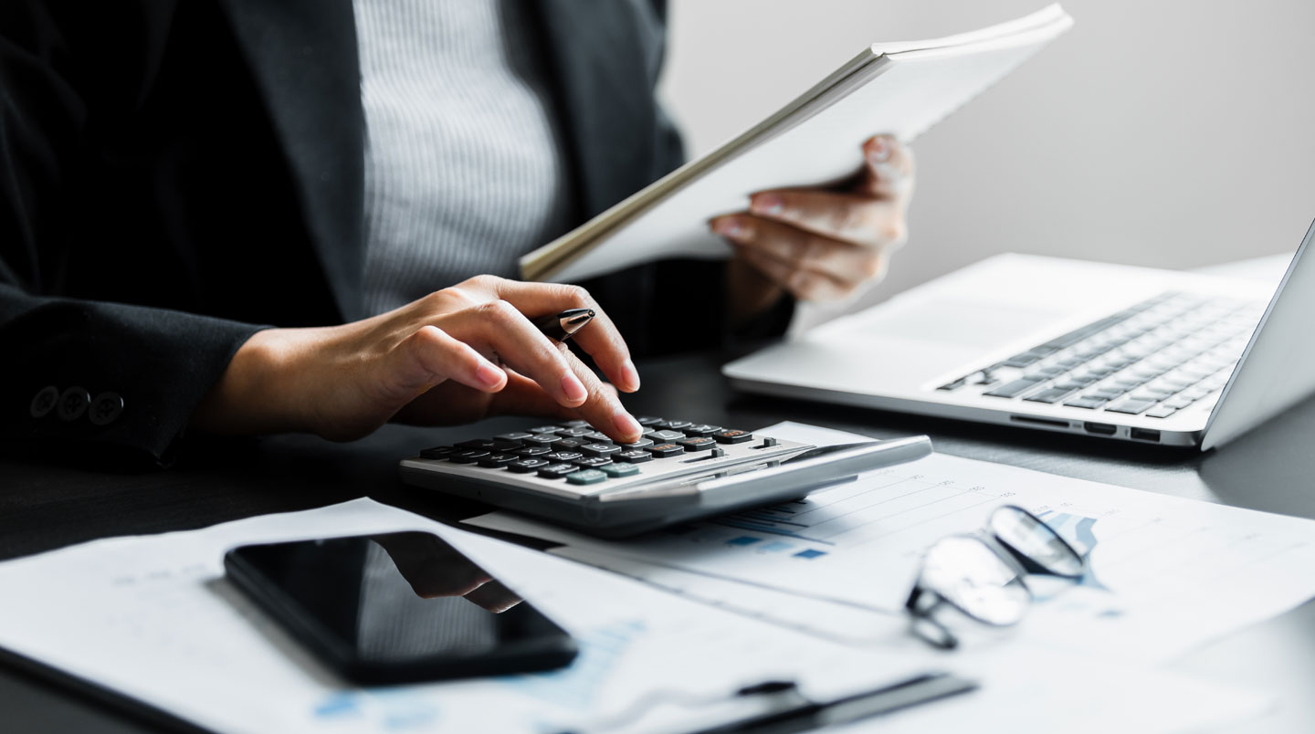Équipe financière en revue mensuelle des indicateurs DSO dans une salle de réunion moderne